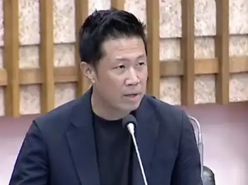 市議員鍾易仲盼LaLaport成為鳳山人流引擎，帶動新舊商圈共榮發展，避免排擠效應。（圖/記者吳文生攝）