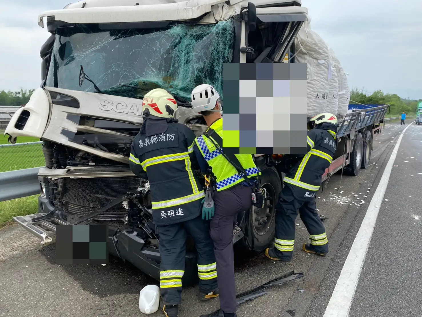 國3水上至白河路段貨車翻覆，清潔劑散落影響雙向車道，4人受傷送醫。(圖/國道警方提供)