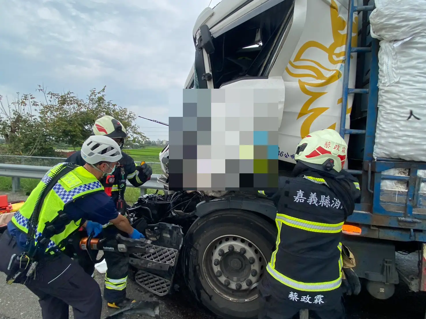 國3水上至白河路段貨車翻覆，清潔劑散落影響雙向車道，4人受傷送醫。(圖/國道警方提供)