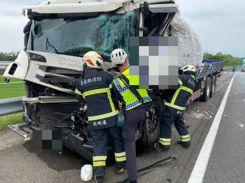 國3南下貨車翻覆清潔劑散落　雙向車道受影響4人送醫