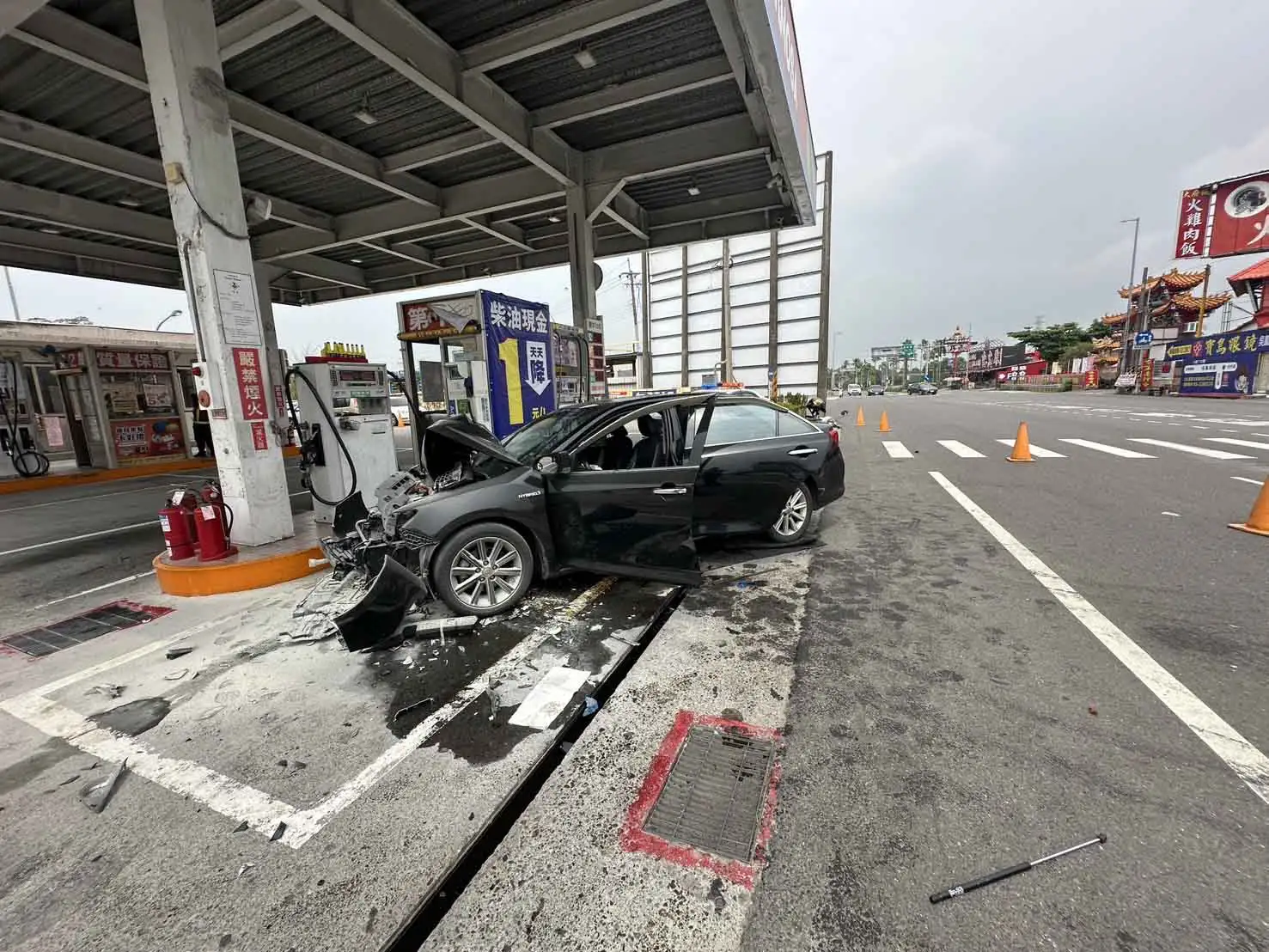 嘉義中埔自小客車失控衝進加油站，撞毀設備，所幸無人傷亡。(圖/嘉義縣中埔分局提供)