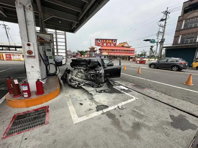 中埔自小客失控衝撞加油站　女駕疑精神不濟幸無人傷