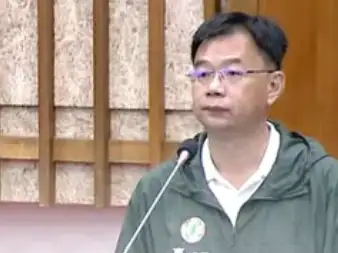 高雄市議員郭建盟指出，營養午餐免費政策應兼顧品質與永續，避免衍生新問題。（圖/記者吳文生攝）