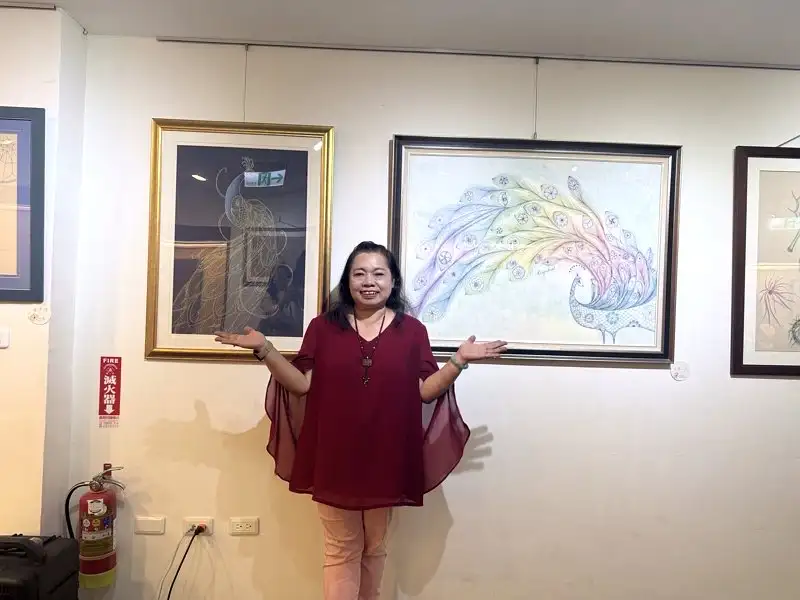 藝術家林雪玉老師與其纏繞旗化作品合影。(圖/臺南市政府客家委會提供)