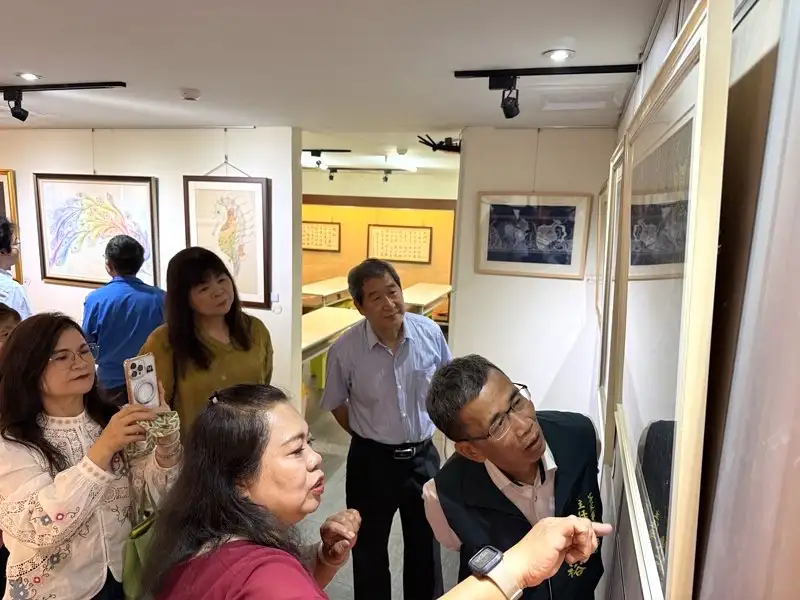 林玉雪老師像語彙貴賓解說創作筆法與意境。(圖/臺南市政府客家委會提供)