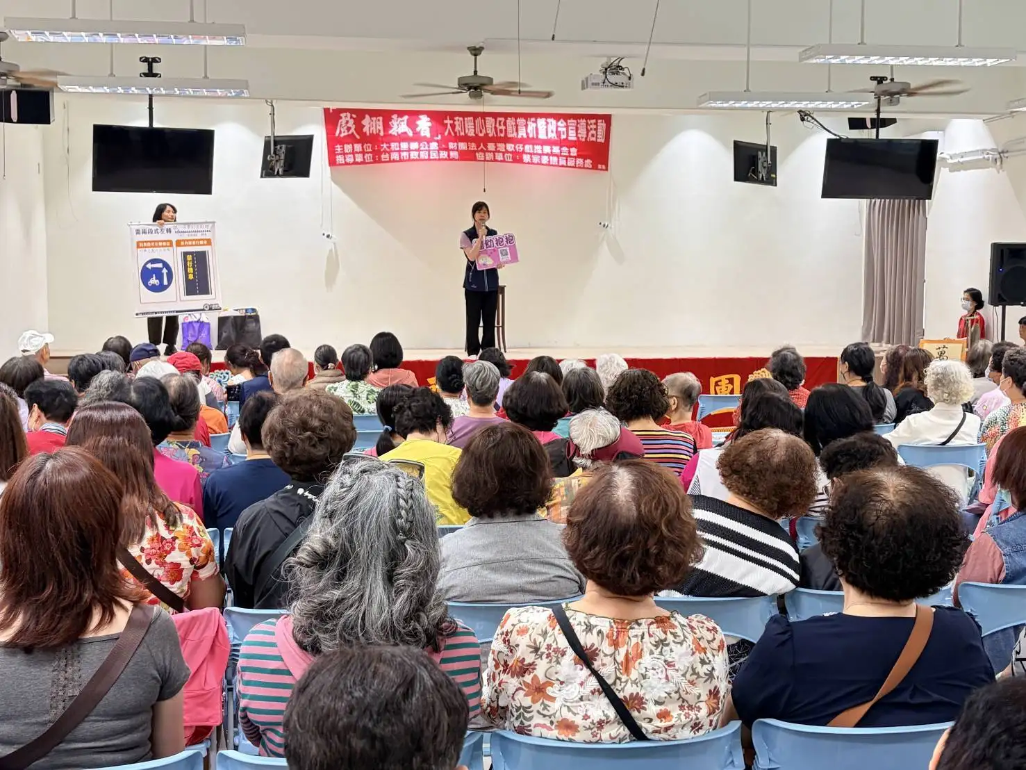 大和里社區活動中，警方進行交通安全及防詐反毒宣導，透過現場講解與互動，提升里民安全意識。(圖/第五分局提供)