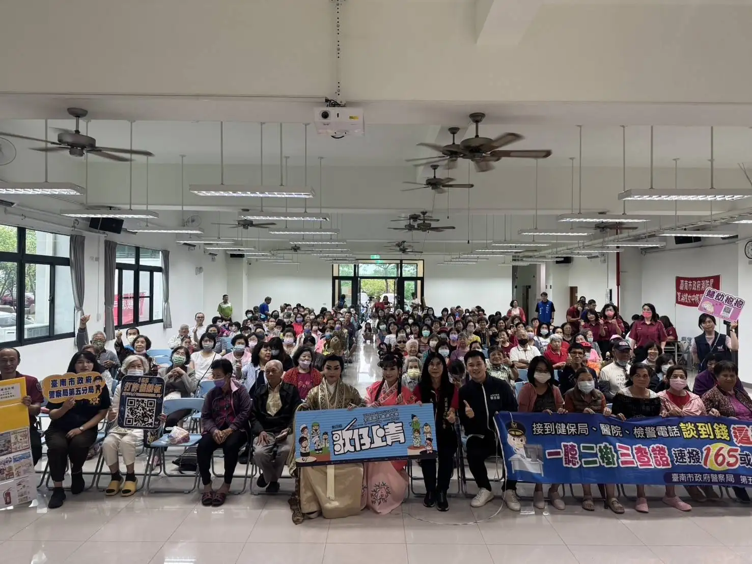 大和里舉辦歌仔戲表演，警方結合交通安全、婦幼保護及防詐反毒宣導，吸引眾多里民參與。(圖/第五分局提供)