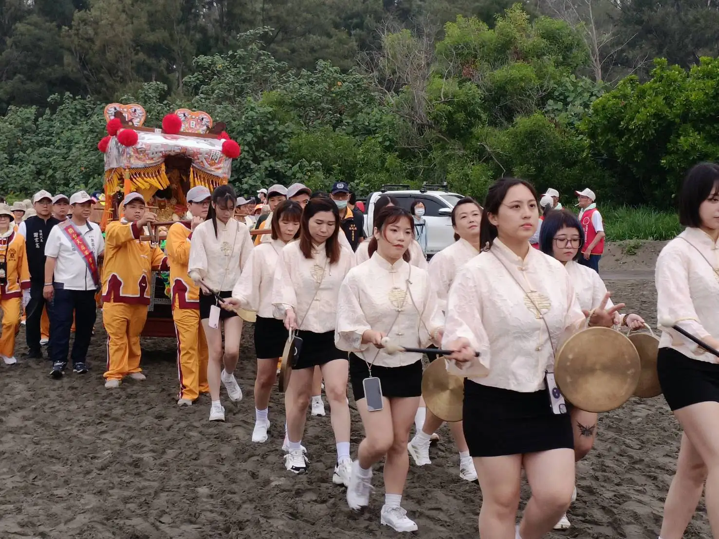 安平開台天后宮媽祖鑾轎於漁光島進行上香山科儀後啟程遶境，信眾與陣頭隨行護駕，場面莊嚴熱鬧。(圖/安平開台天后宮提供)