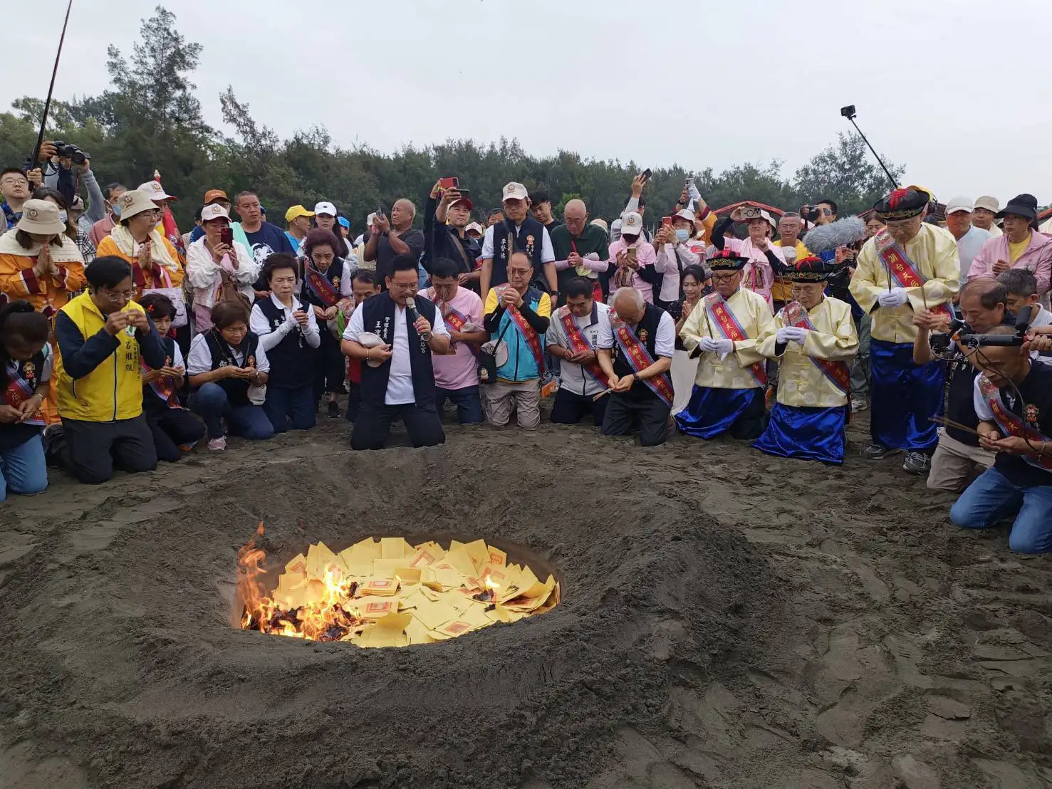 安平開台天后宮於漁光島舉行「上香山」科儀，信眾依循古禮焚香祭拜，象徵媽祖返湄洲祖廟省親，展現慎終追遠與孝道精神。(圖/安平開台天后宮提供)