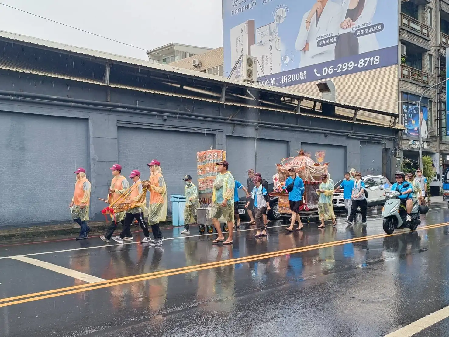 安平開台天后宮舉行「上香山迎媽祖」儀式後，展開遶境行程。(圖/安平開台天后宮提供)