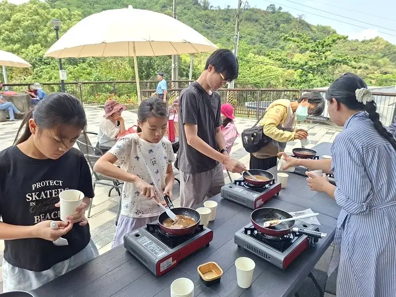 小小創生師親手體驗製作梅釀涼糕。(圖/台南市政府客委會提供)
