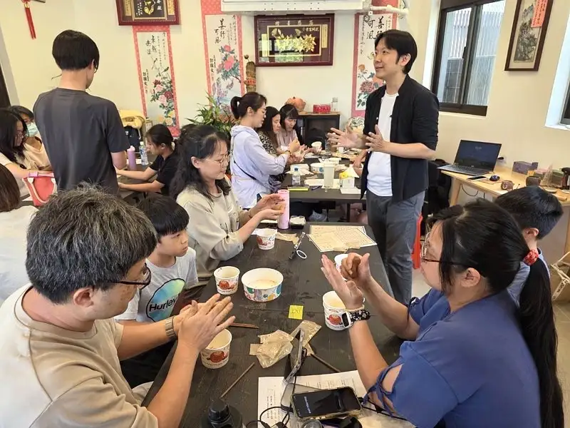 手作楠木捏香讓活動更有文藝氛圍。(圖/台南市政府客委會提供)