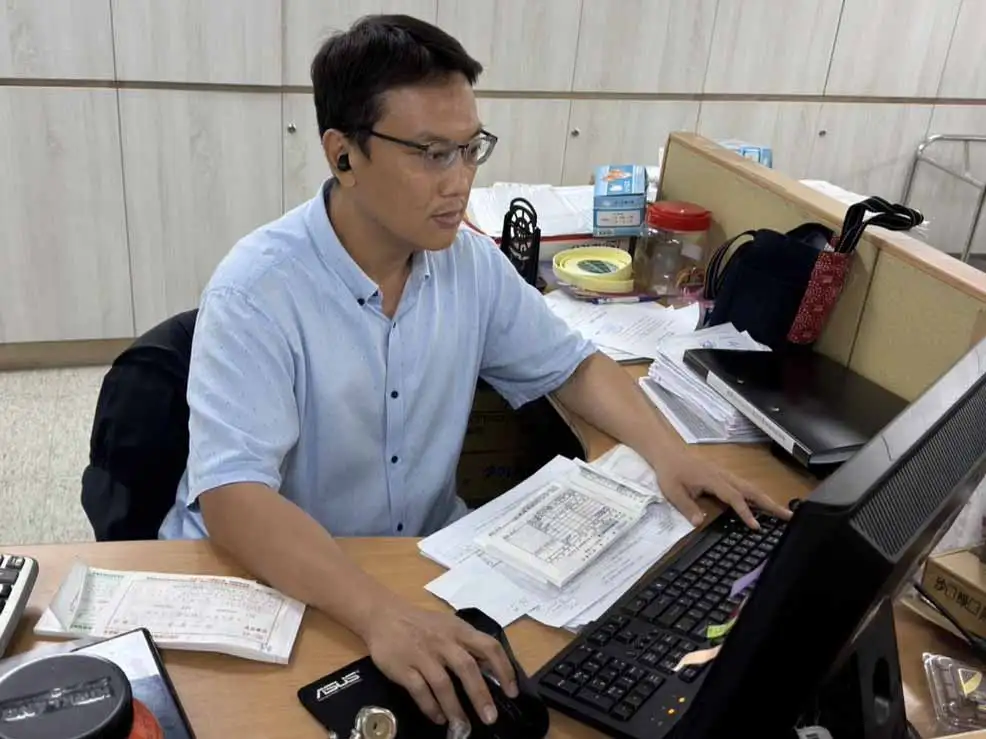 耀仁透過「五五就業促進獎勵」政策幫助，在專業崗位上發揮經驗、找回自我價值。(圖/勞發署雲嘉南分署提供)