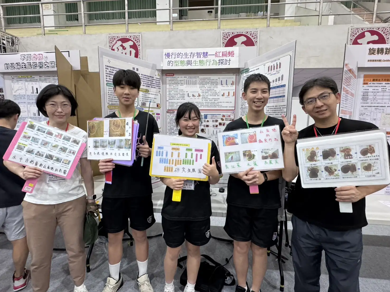 長榮中學師生於科學展覽會現場分享研究內容，透過圖表與實驗紀錄呈現科學學習成果。(圖/長榮中學提供)