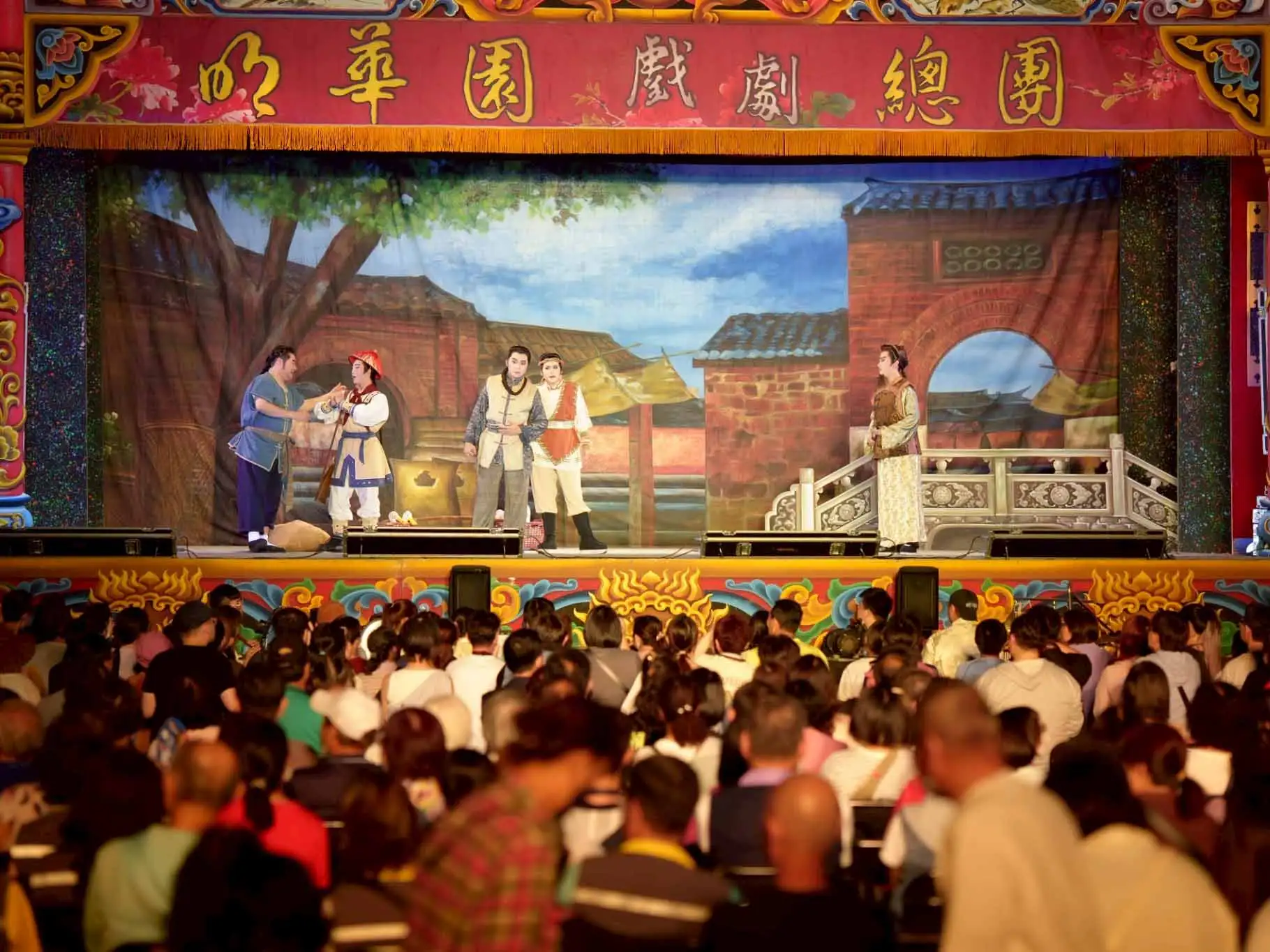 高雄市議會廿六日晚上於文化中心圓形廣場提前舉辦母親節活動，邀請台灣傳統戲劇天團明華園戲劇總團演出經典大戲《鴨母王》，吸引市民扶老攜幼齊聚觀賞。（圖/高雄市議會提供）