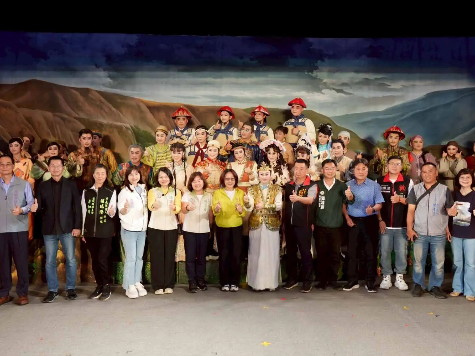 高雄市議會廿六日晚上於文化中心圓形廣場提前舉辦母親節活動，邀請台灣傳統戲劇天團明華園戲劇總團演出經典大戲《鴨母王》，吸引市民扶老攜幼齊聚觀賞。（圖/高雄市議會提供）