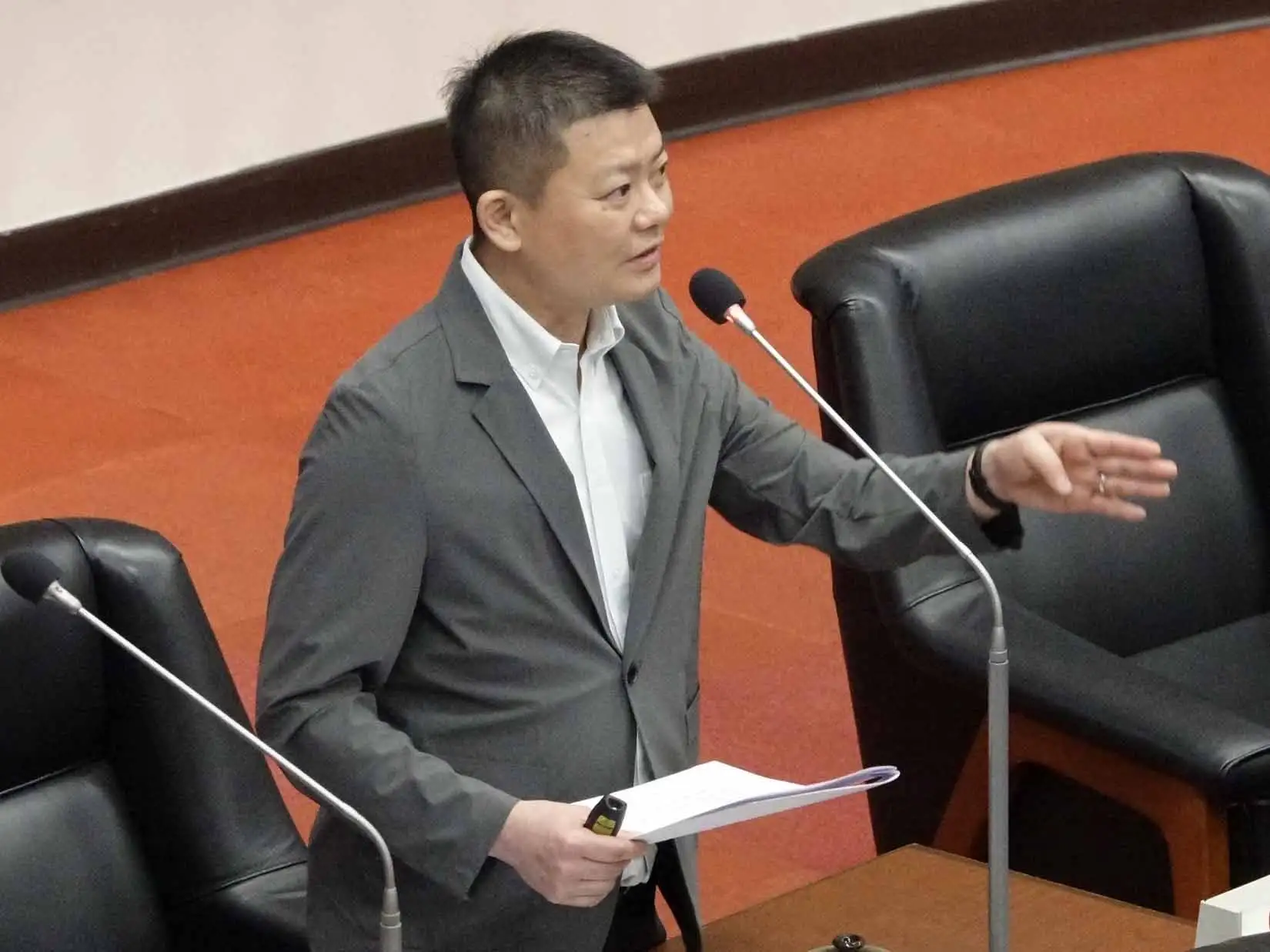 曾俊傑表示，中都重劃區人口可望突破1萬人，教育局應儘速推動中都國小設校規劃，滿足地方就學需求。（圖/記者吳文生攝）