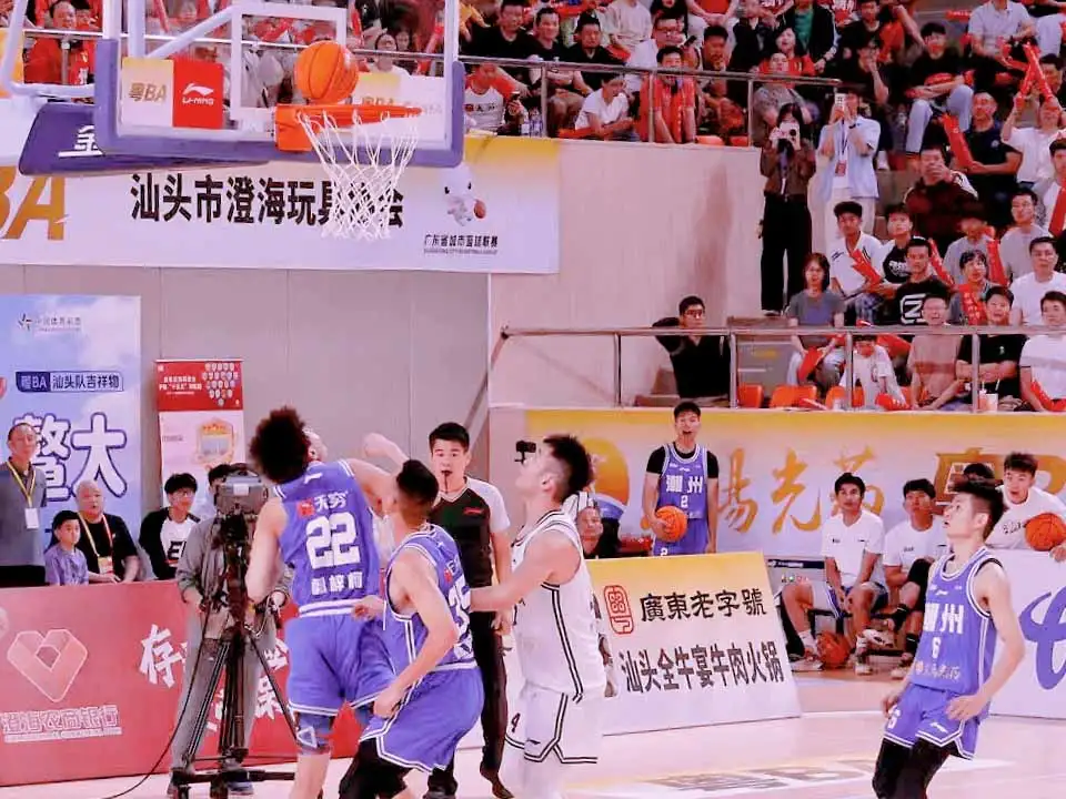 兩岸青年走進汕頭正大體育館觀賽，見證粵BA潮汕對決，球迷熱情應援掀起陣陣聲浪。(圖/記者楊婉攝)