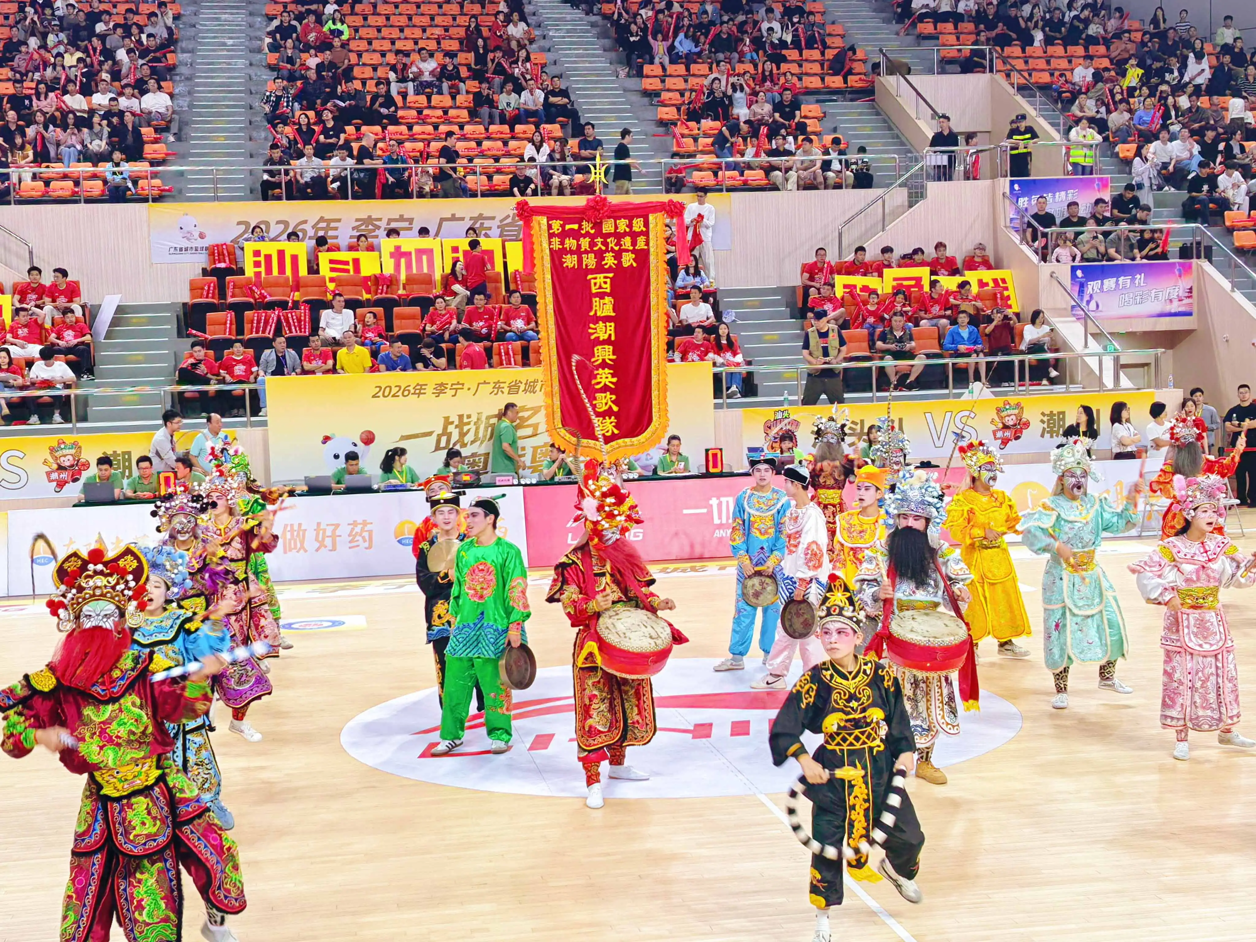 台灣青年親自體驗英歌舞，從動作學習到節奏掌握，深入認識潮汕非遺文化內涵。(圖/記者楊婉攝)