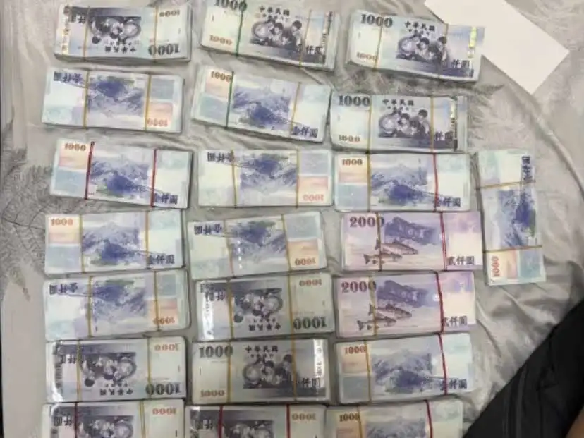 高市刑大查獲毒品與分裝工具等證物。(圖/高雄市刑警大隊提供)