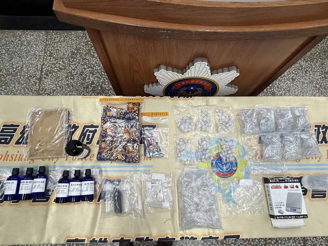高市刑大查獲毒品與分裝工具等證物。(圖/高雄市刑警大隊提供)