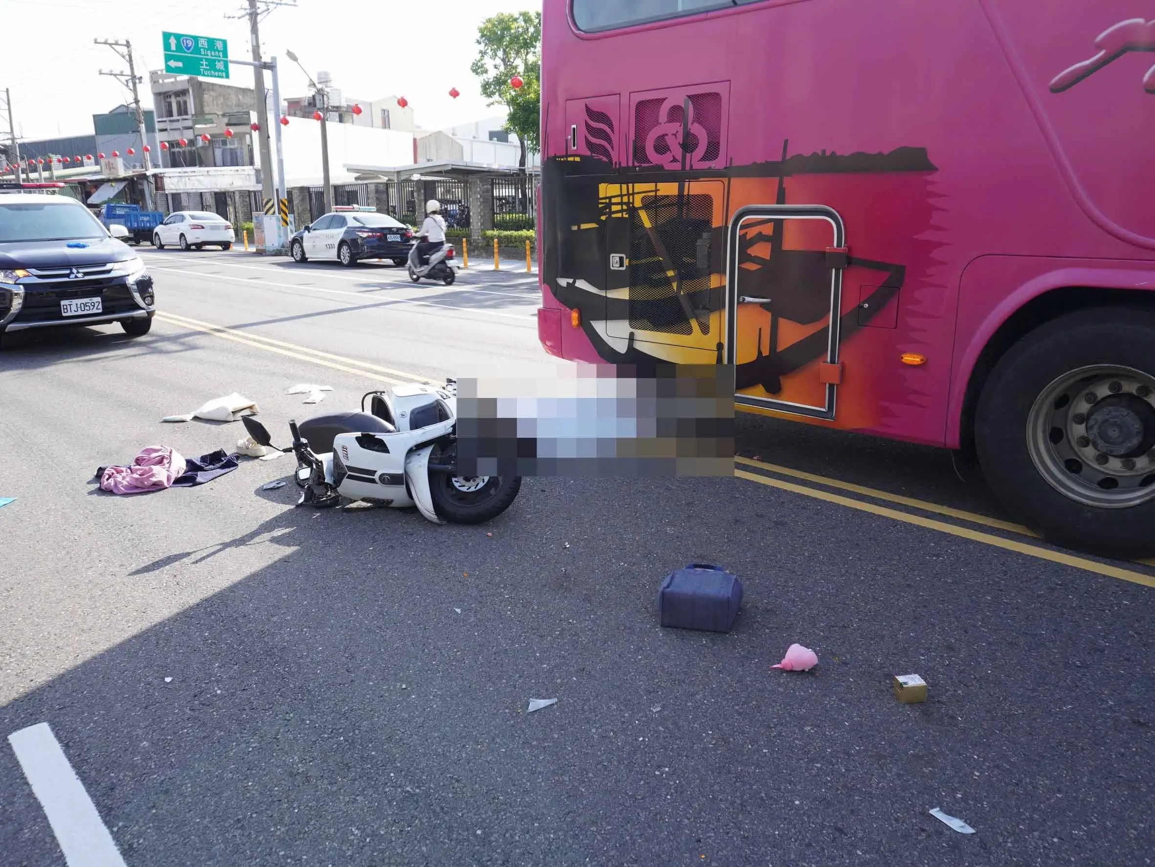 台南市安南區安和路二段發生死亡車禍，遊覽車與機車碰撞，現場機車倒地零件散落，28歲女警當場殞命。(圖/民眾提供)