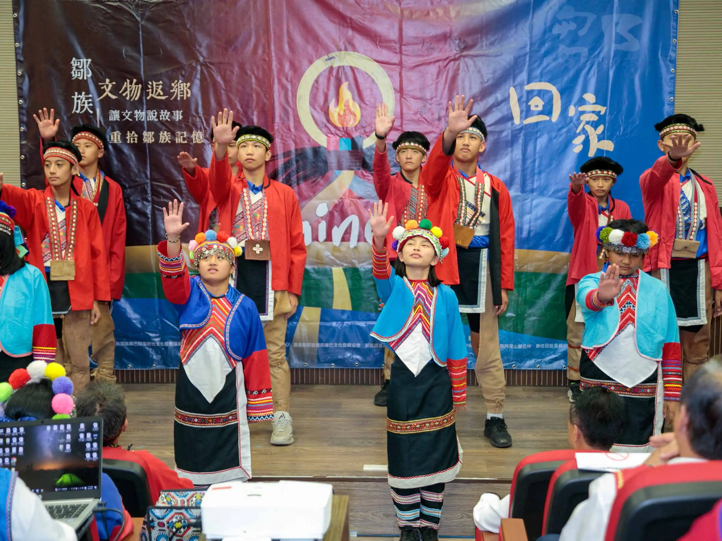 學生歌舞演出，展現文化延續的生命力。(圖/嘉義縣政府提供)