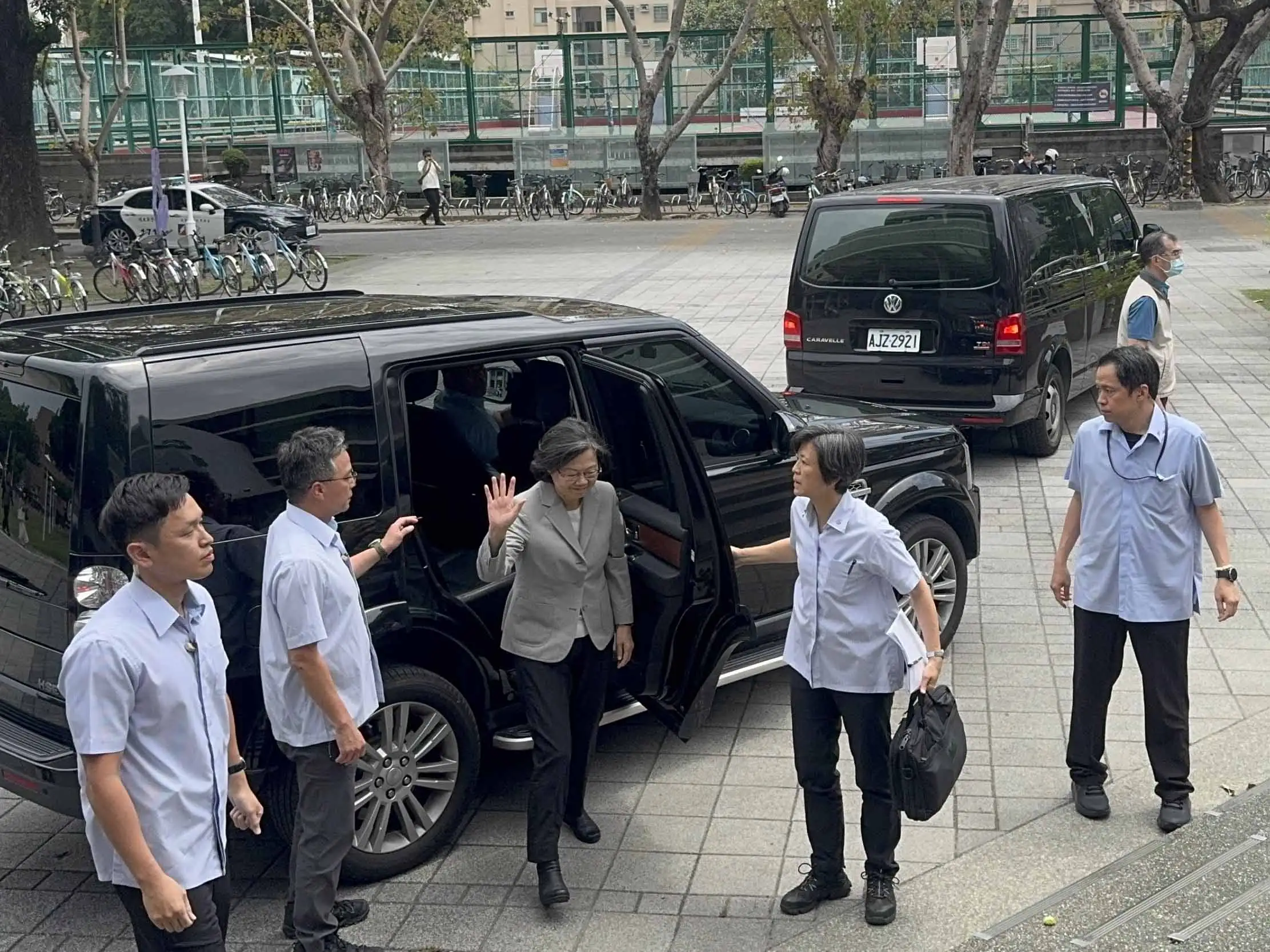 前總統蔡英文抵達成功大學，向師生揮手致意，現場反應熱烈。(圖/成功大學提供)