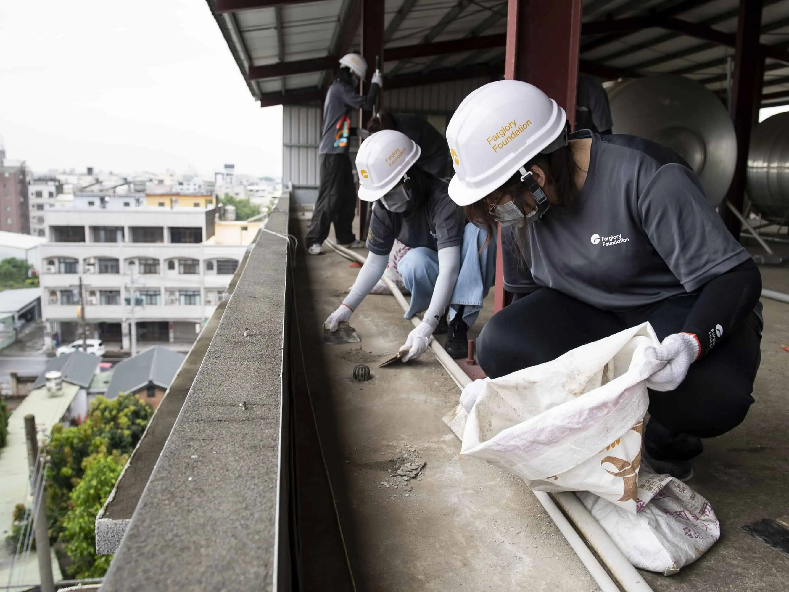 遠雄文教公益基金會號召企業志工前往花壇國中進行校園修繕，改善牆面與漏水問題。（圖/遠雄基金會提供）