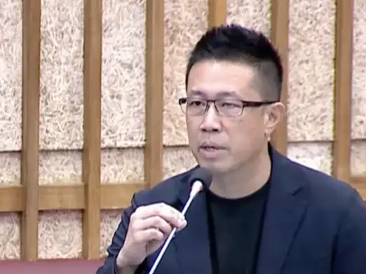 高雄市議員鍾易仲關切南成國小疑似霸凌事件，要求教育局儘速釐清事實並向社會說明。（圖/記者吳文生攝）