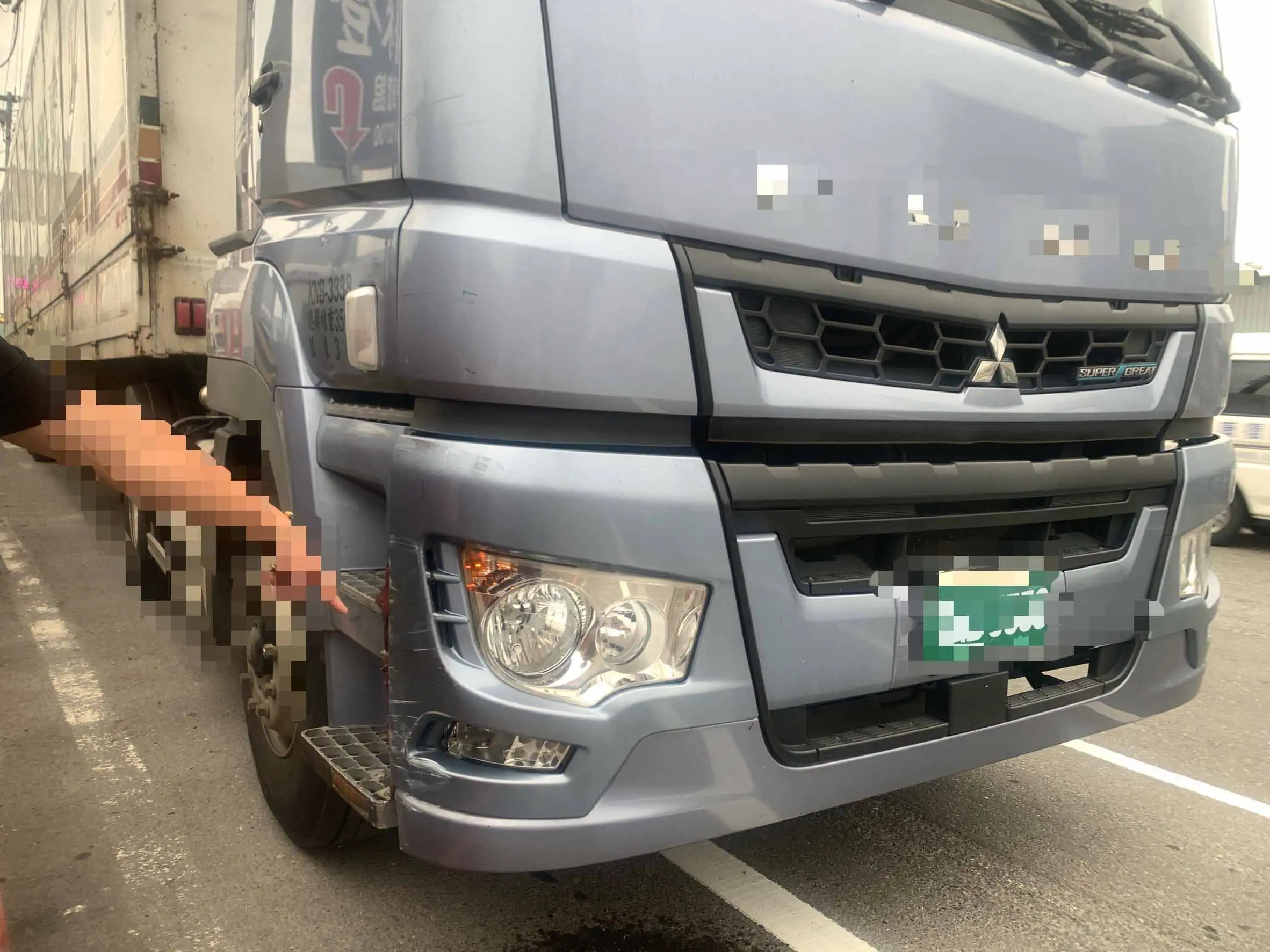 聯結車疑於變換車道時擦撞自小客車，車體可見明顯擦撞痕跡。(圖/國道警方提供)