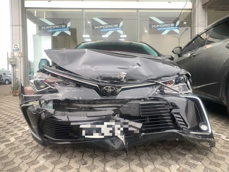 國1麻豆段聯結車變換車道不當釀擦撞　小客車失控撞護欄