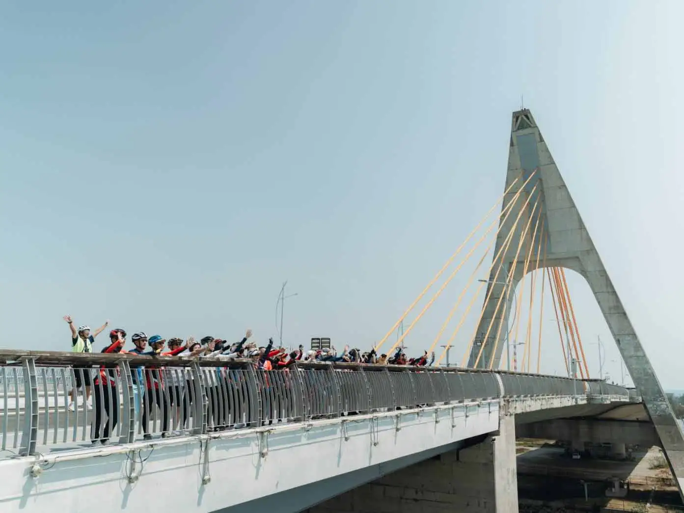 龍磐公園與鵝鑾鼻燈塔等景點，展現南國自然魅力。(圖/屏東縣政府提供)