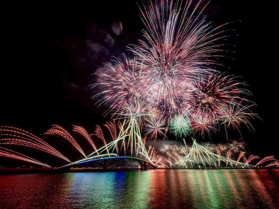 澎湖花火節試放結合七龍珠Z音樂，煙火點亮觀音亭夜空。(圖/澎湖縣政府提供)