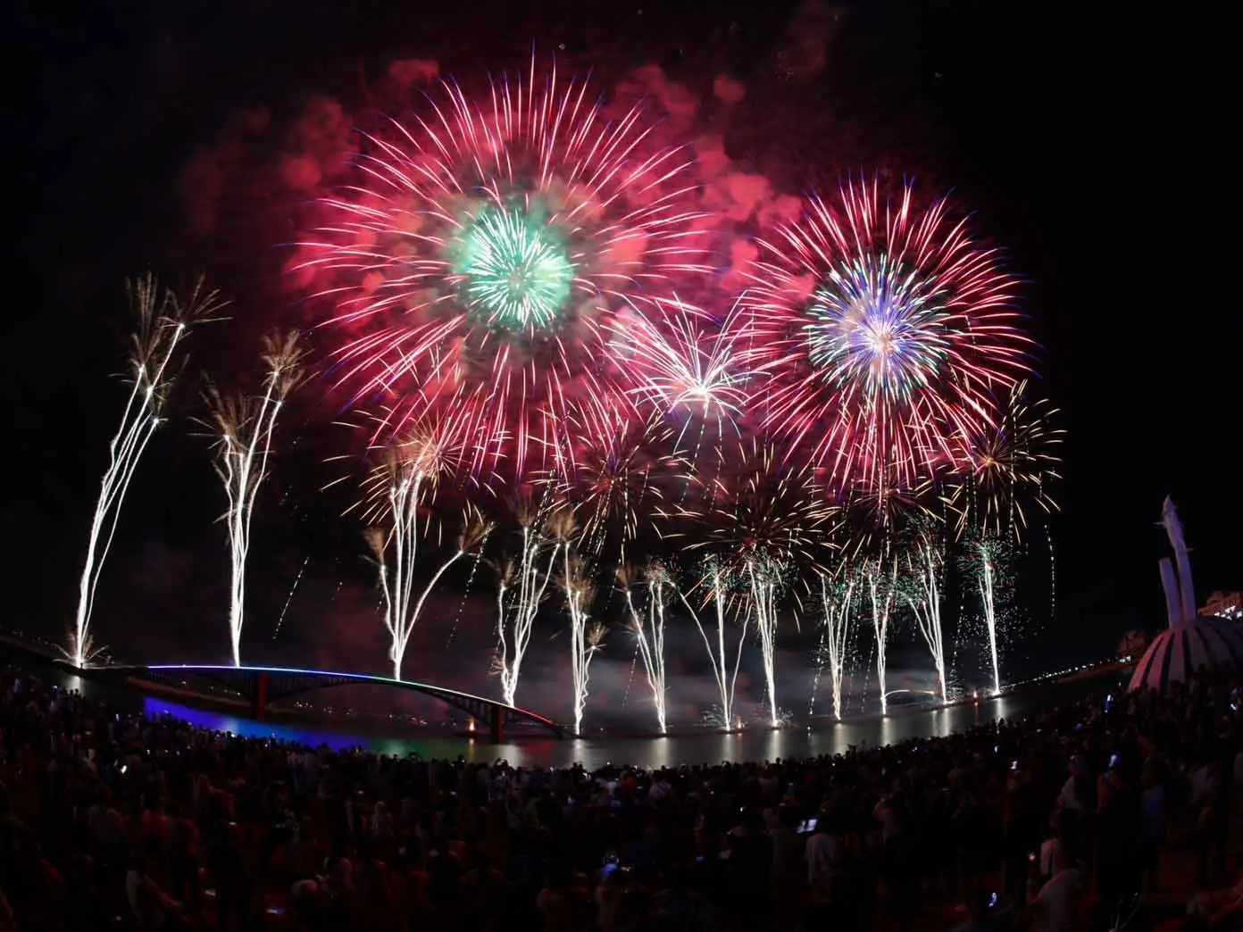 澎湖花火節試放結合七龍珠Z音樂，煙火點亮觀音亭夜空。(圖/澎湖縣政府提供)