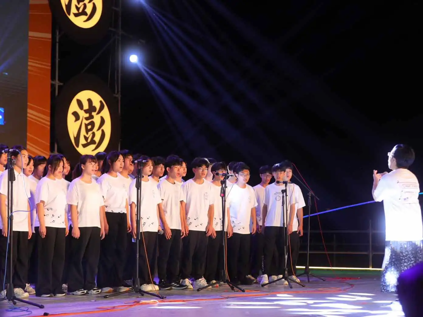 澎湖花火節試放結合七龍珠Z音樂，煙火點亮觀音亭夜空。(圖/澎湖縣政府提供)