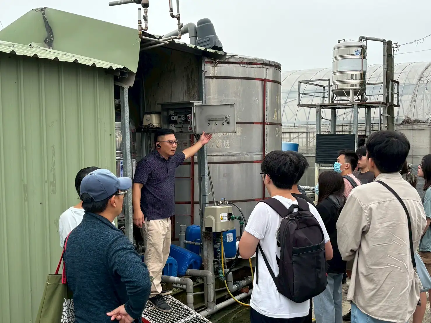 南方實作基地與虎尾科大師生於智能農場合影，記錄產學合作交流成果。(圖/南方實作基地提供)