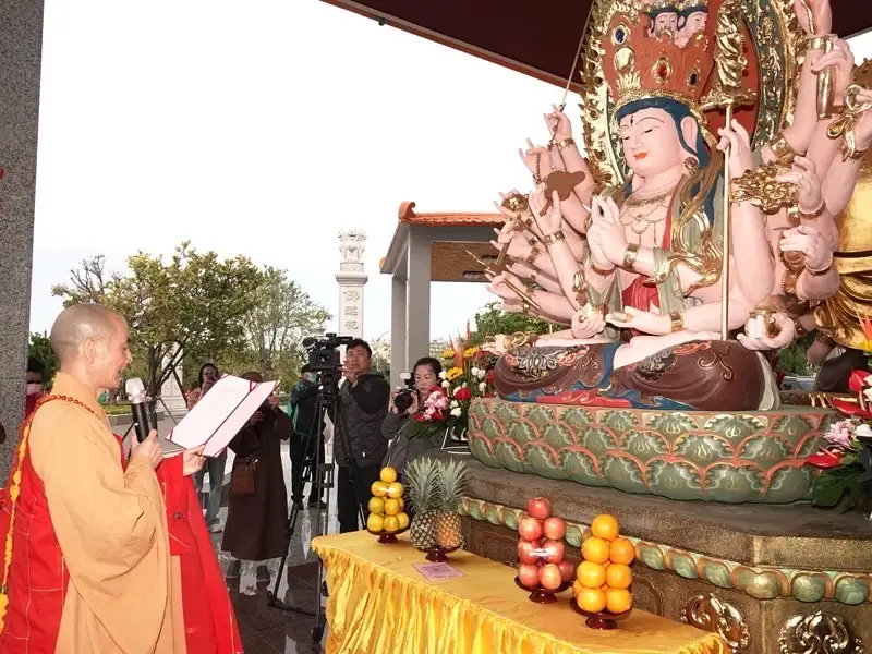 台南新化接天寺於準提佛母聖誕舉行音樂會，融合高頻能量煙供儀軌邀請民眾共同參與祈福。(圖/記者范繼如攝)