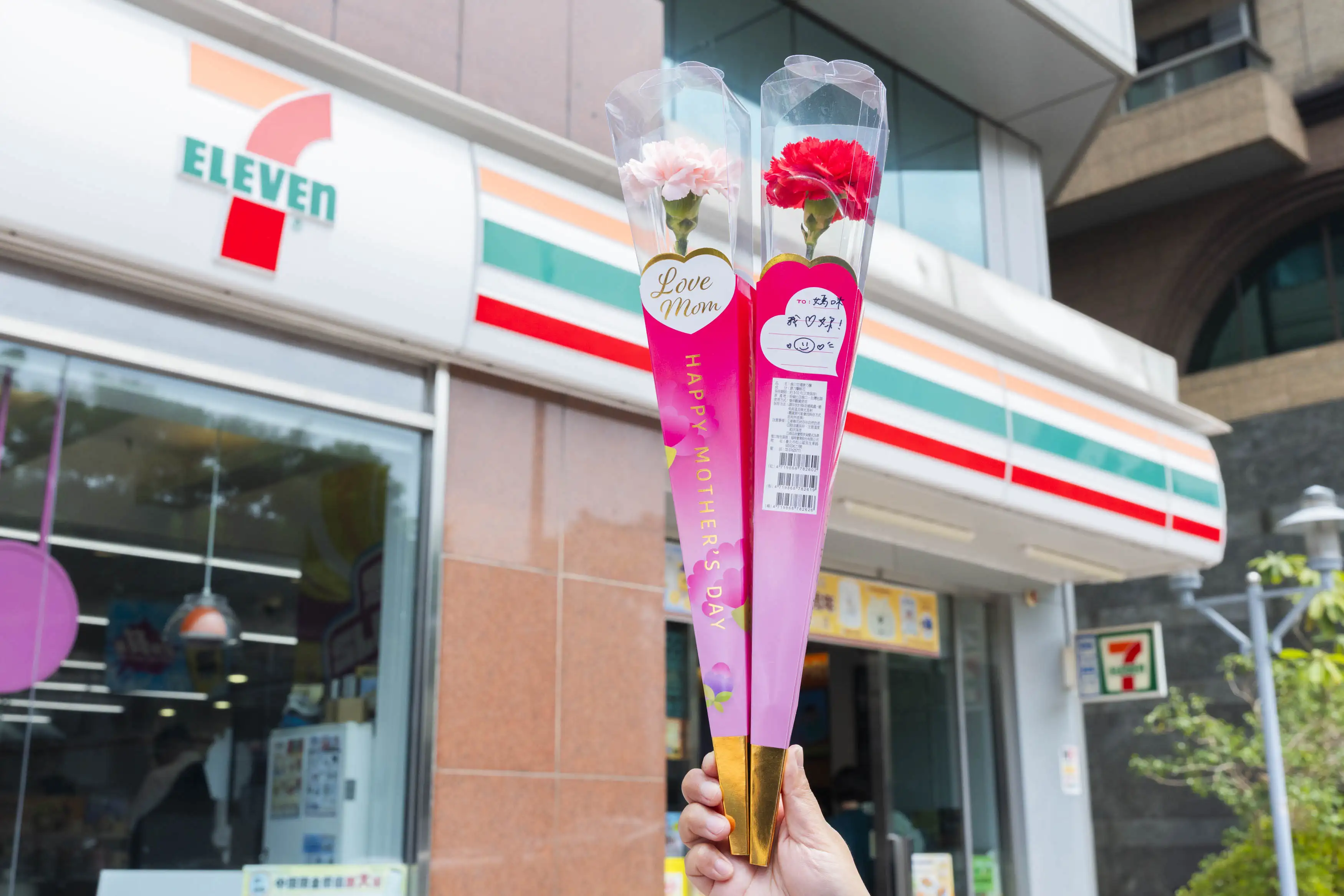 7-ELEVEN推出母親節限定康乃馨，主打空運進口花材，營造送禮儀式感。(統一企業提供)