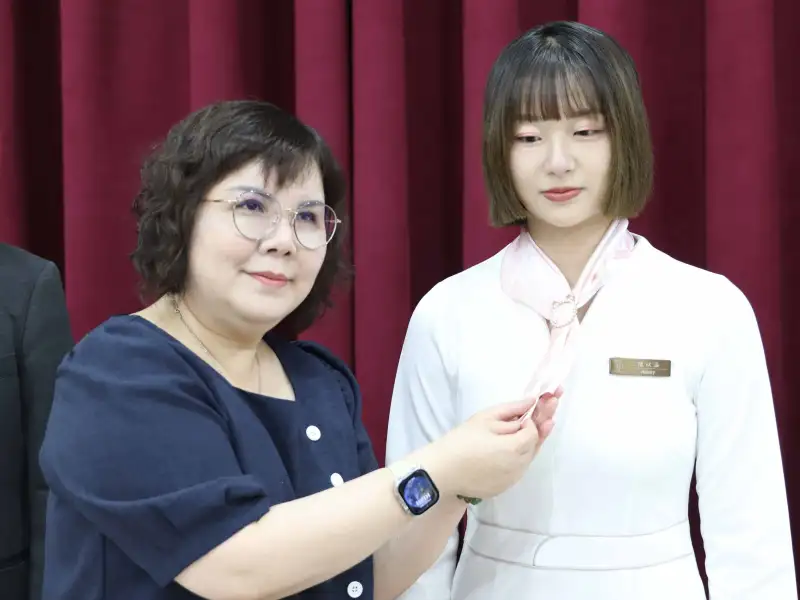 中華醫大生醫美容系授服繫巾　41名準醫美新秀暑期帶薪實習上線