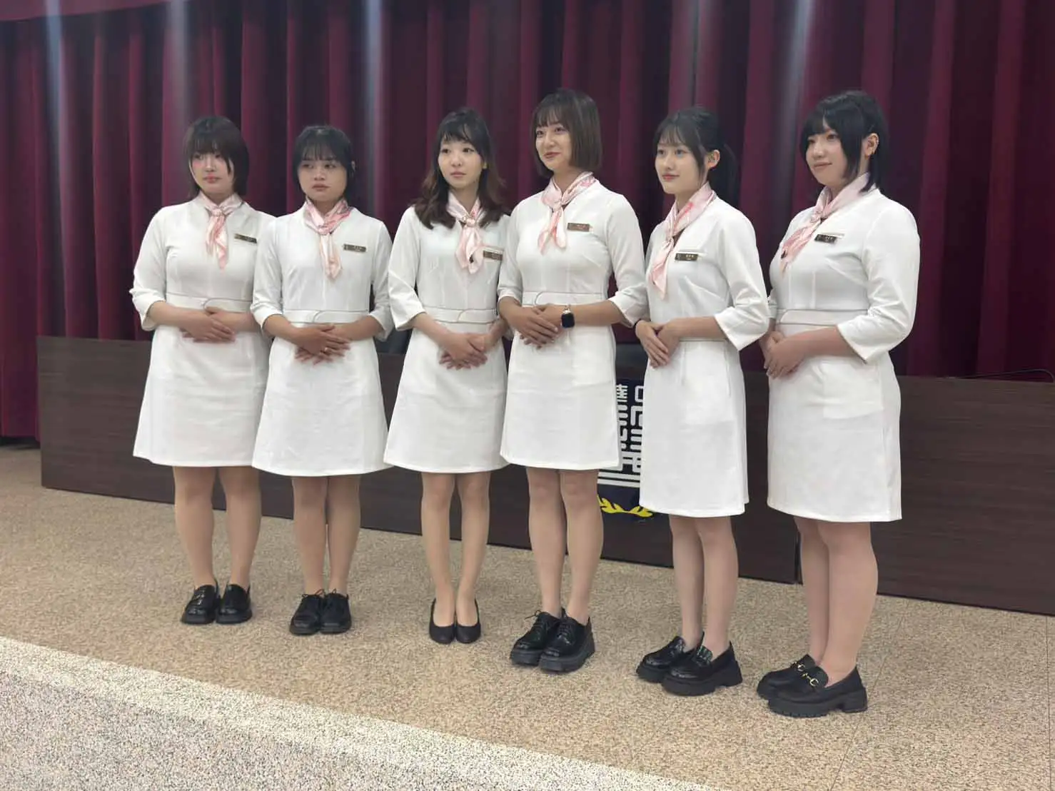 生醫美容系學生完成授服後自信亮相，正式展開帶薪實習旅程。(圖/記者張振興攝)