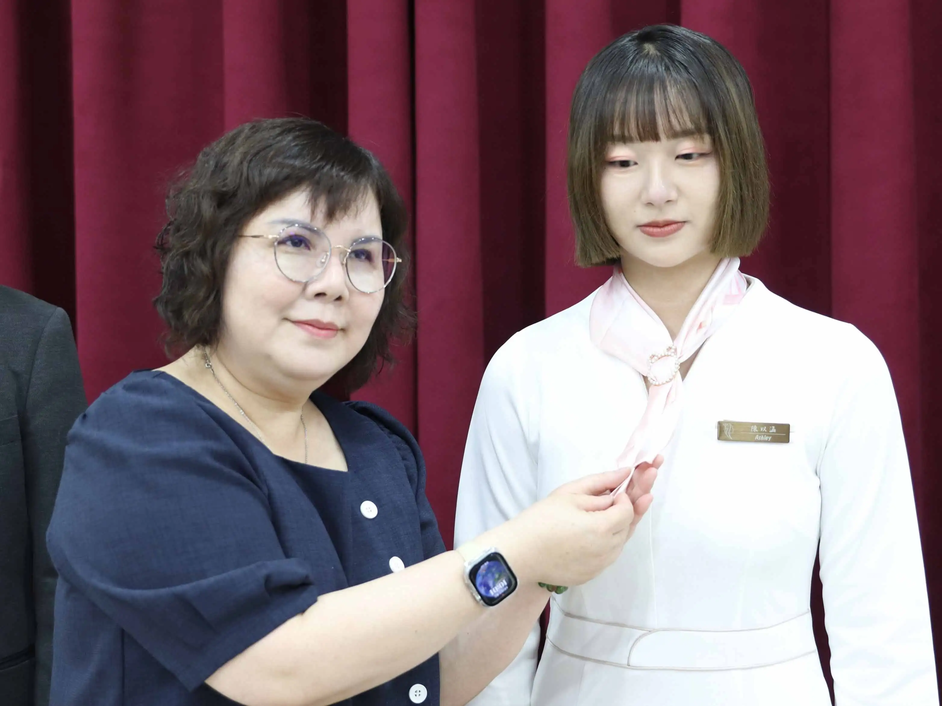 中華醫大授服繫巾儀式中，校長李碧娥等貴賓為學生繫上彩色印花領巾，象徵專業傳承與職涯啟程。(圖/記者張振興攝)