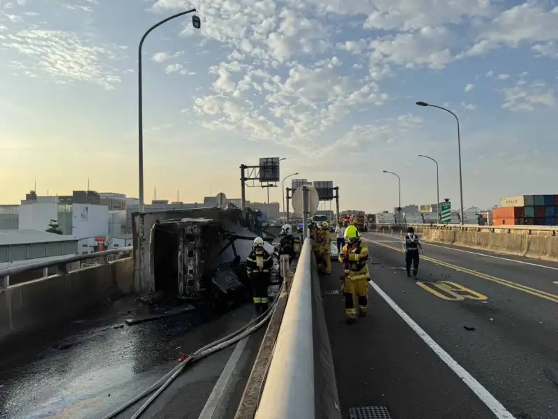 新生路高架橋清晨事故　貨車翻覆起火釀憾事