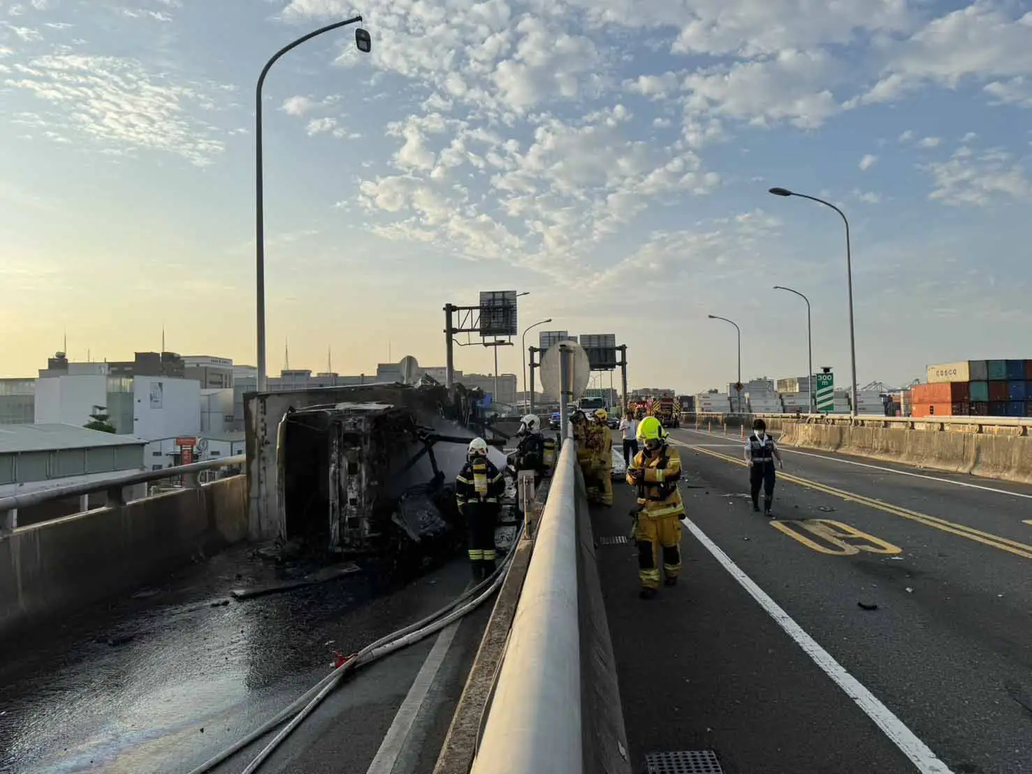 新生路高架橋貨車翻覆起火，消防人員到場滅火處理。（圖／警方提供）