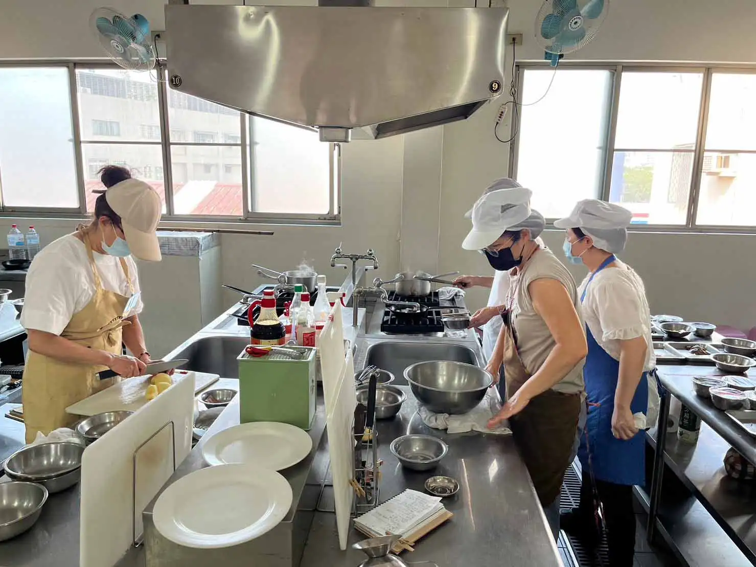 學員於烘焙與料理課程中實際操作，培養專業技能提升就業競爭力。（圖／勞工局提供）
