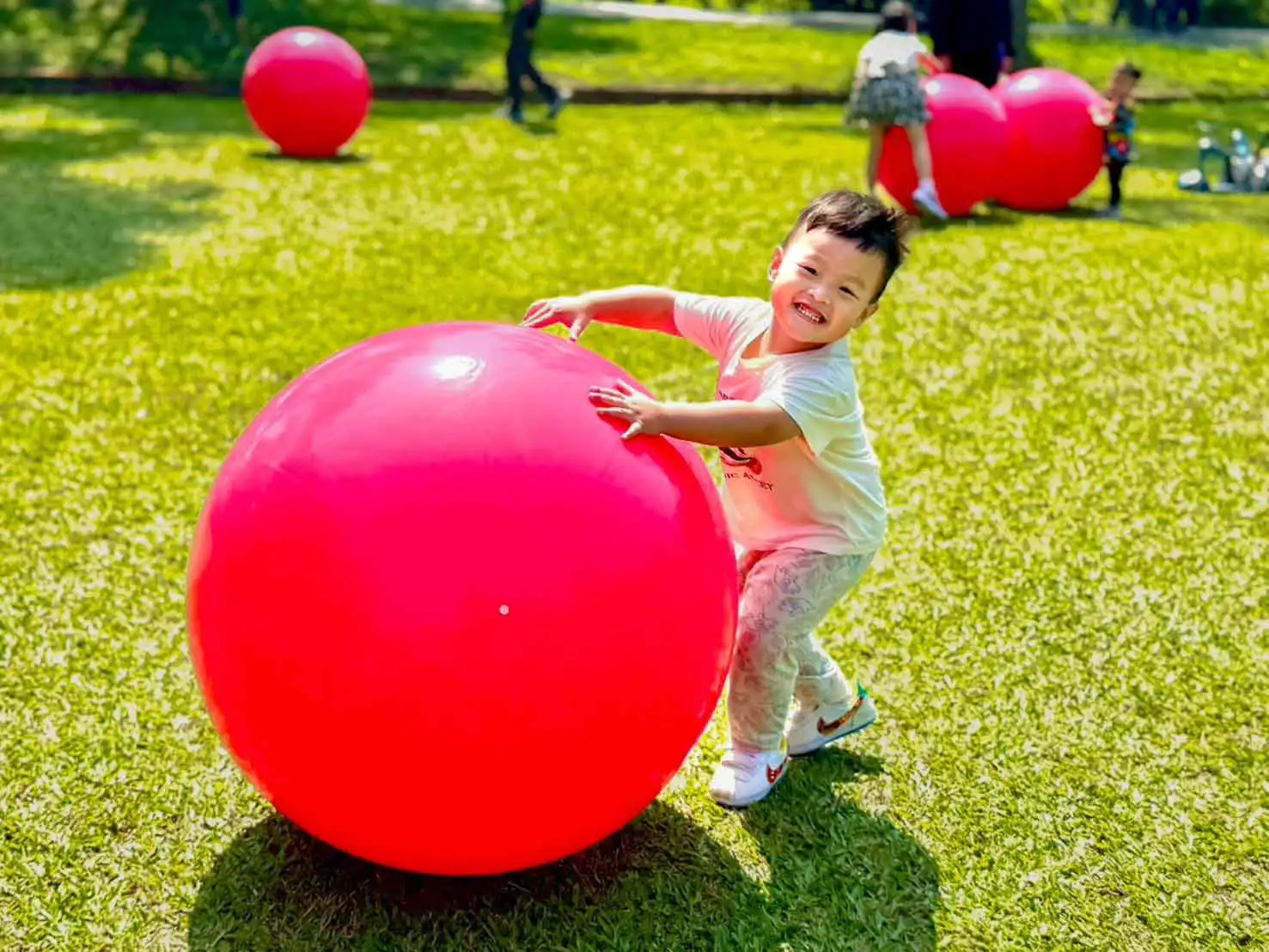 高雄市觀光局於果嶺自然公園舉辦高雄熊快閃見面會及親子活動，吸引民眾連假走入戶外同樂。（圖／觀光局提供）