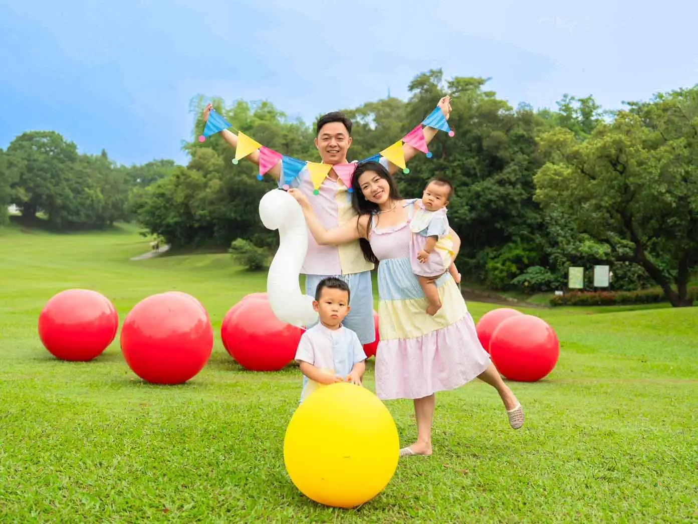 高雄市觀光局於果嶺自然公園舉辦高雄熊快閃見面會及親子活動，吸引民眾連假走入戶外同樂。（圖／觀光局提供）