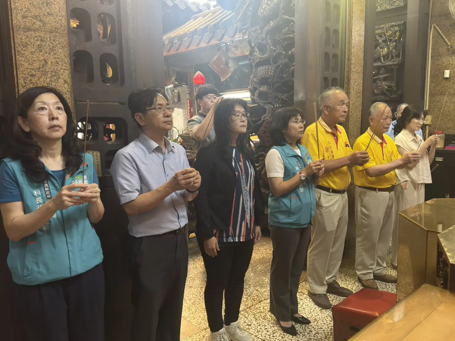 嘉縣衛生局長趙紋華(左四)與開基玉皇宮主委涂大松(右三)等人向玉皇大帝參拜祈福，象徵公私協力推動偏鄉醫療跨出重要里程碑。(記者張振興攝)