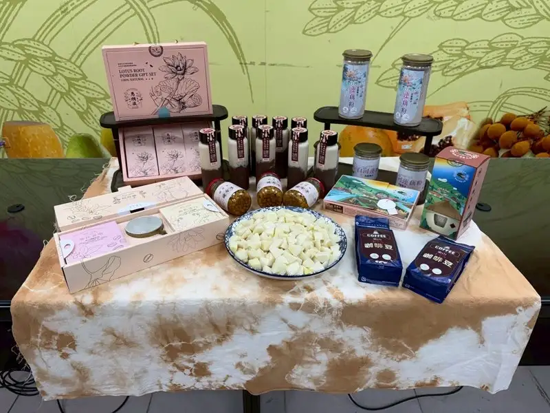圖說：臺南市農業局展示在地農村特色產品，包含蓮藕粉禮盒、農產加工品與咖啡等，呈現農村再生社區多元產業成果，推廣春末農村小旅行體驗。