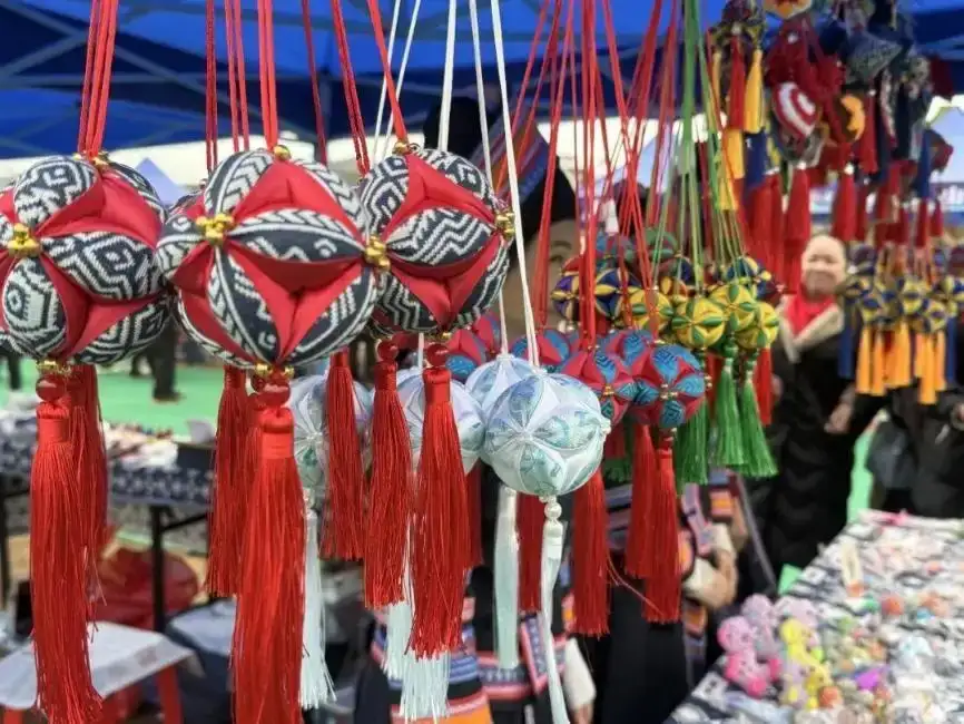 壯族非遺文創手工藝品色彩鮮豔、造型精巧，融合傳統紋樣與現代設計。(圖/記者楊婉攝)